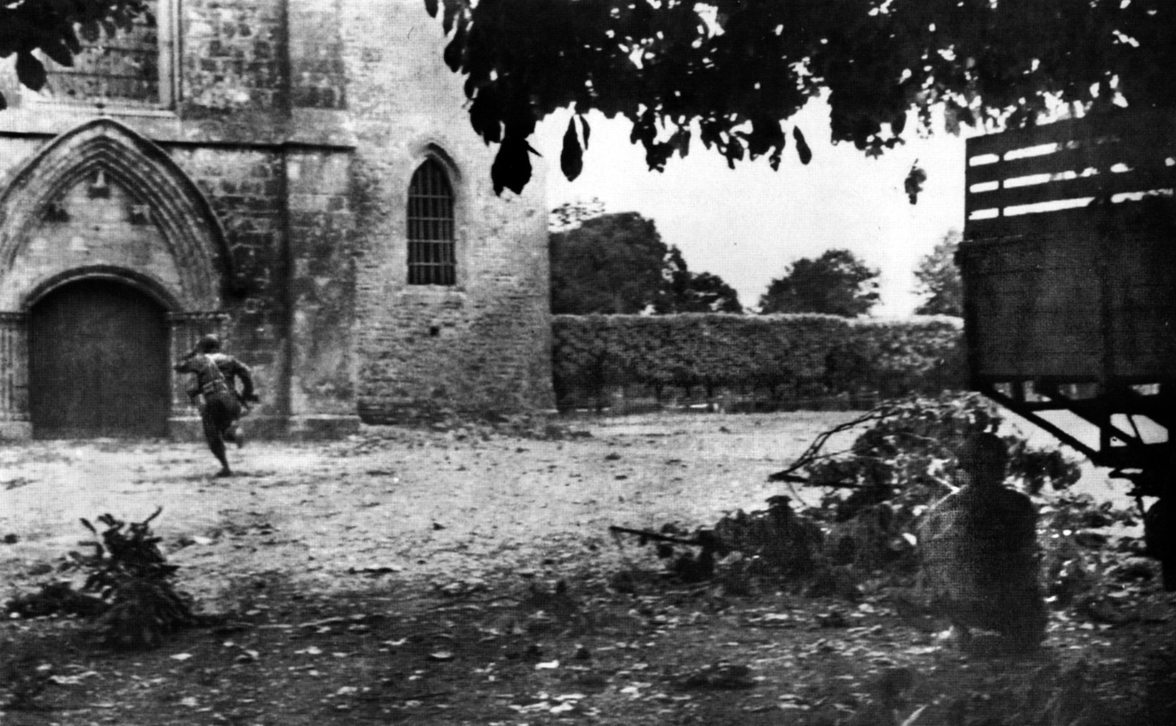 1944年6月6日，第82空降师第505伞兵团的士兵们为了躲避德军的炮弹而奔向Ste-Mère-Église镇的小教堂。