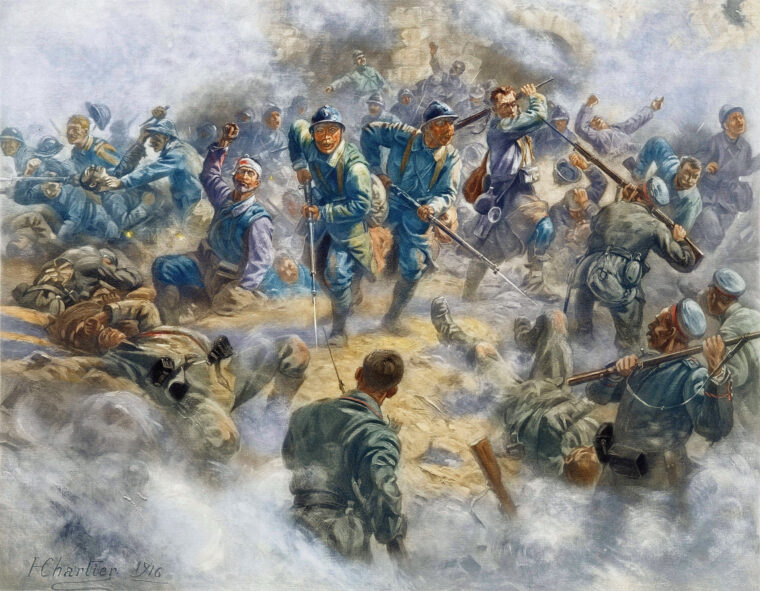 1916年10月，法国士兵在一次成功的反击中，向杜奥蒙特堡内的德国守军发动了猛烈的刺刀攻击。