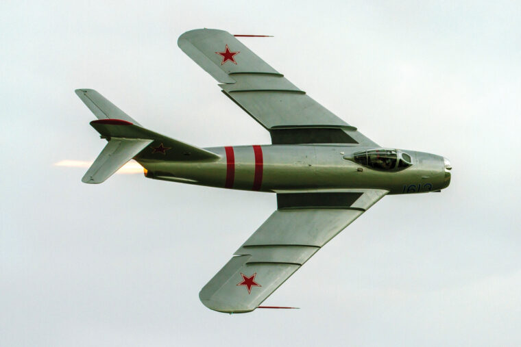 全副武装的和高度机动亚音速MiG-17挑战美国在越南北部上空攻击机。