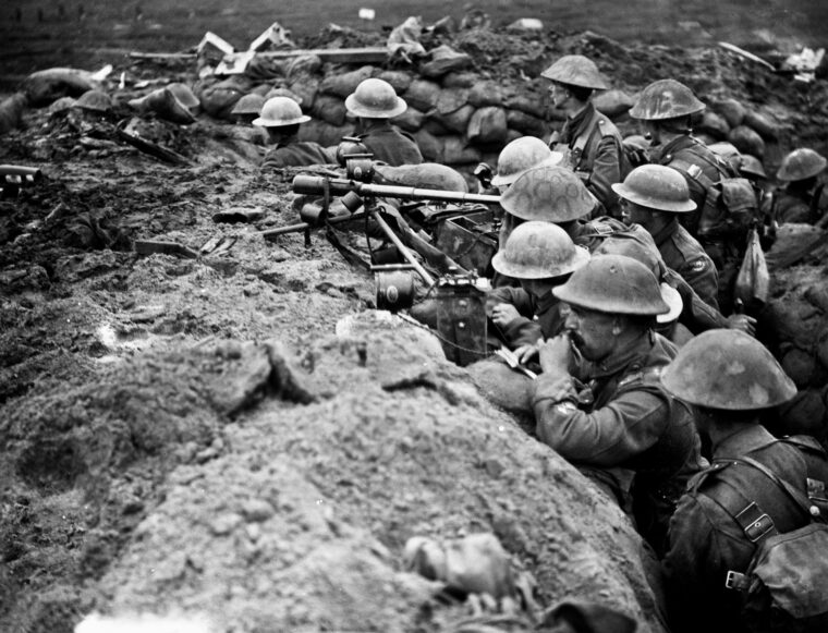 英军步兵准备攻击梅宁路山脊的德军阵地。英军浪费了宝贵的时间准备帕斯尚尔的进攻，给了德军充足的时间来改善他们的防御。