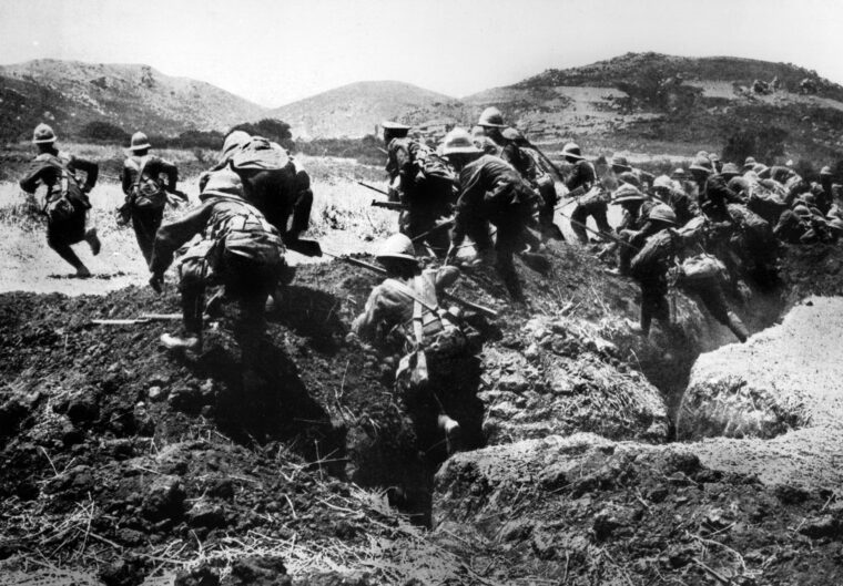 英国皇家海军师的海军陆战队员在加利波利半岛基地的战略高地阿奇巴巴对奥斯曼人的阵地进行攻击。