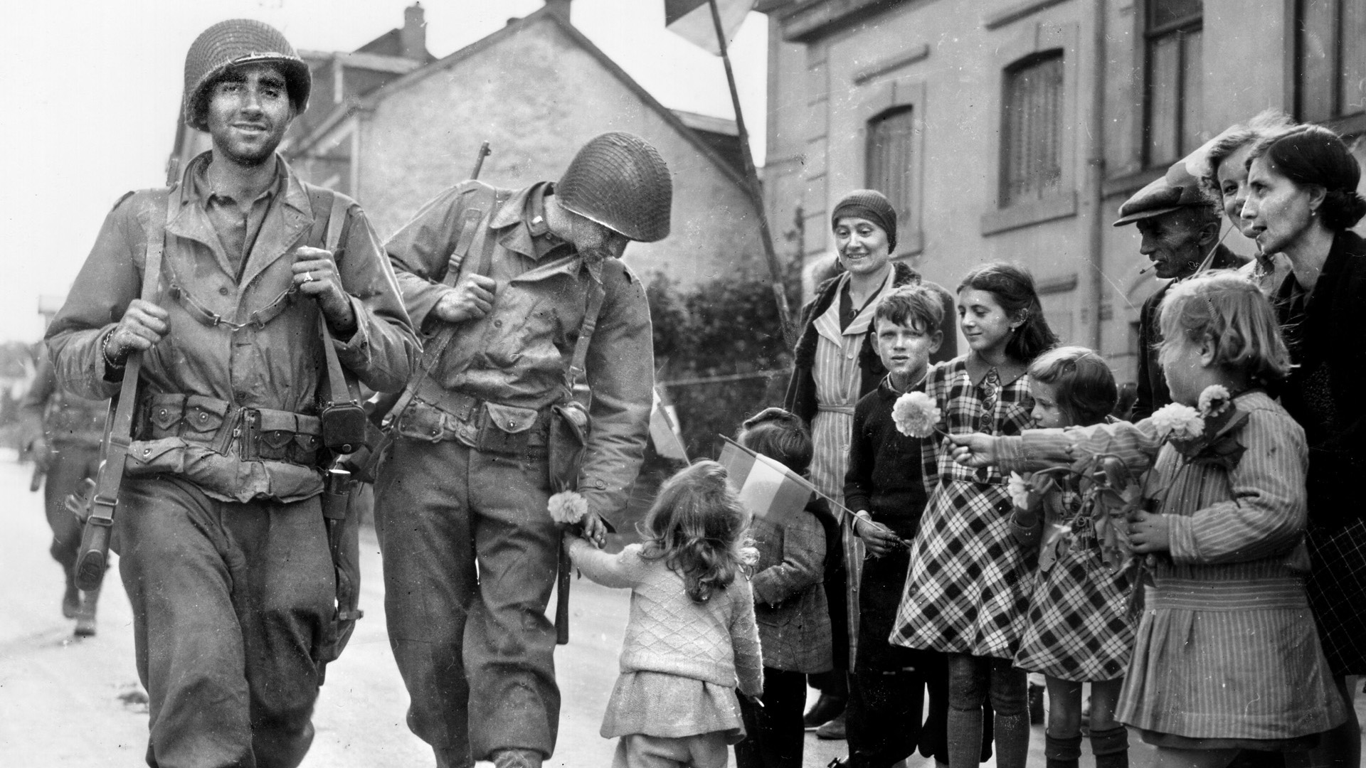 1944年9月，一个小女孩将一朵花递给第28步兵师第110步兵团的一名中尉，卢森堡人挥舞着旗帜欢迎解放的美国人来到他们的村庄。不幸的是，庆祝为时过早;三个月后，德国发动了一场反攻，这就是著名的突出部战役，几乎把美国人赶出卢森堡。汤姆·迈尔斯(Tom Myers)是第110步兵团的一名士兵，他所在的部队陷入了混乱。
