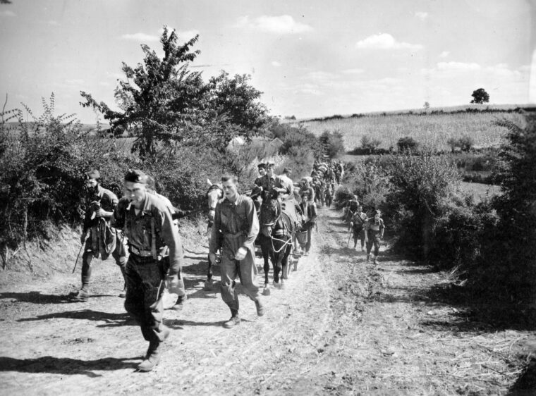1944年9月10日，美国战略情报局军官在切特尼克游击队的陪同下从塞尔维亚普拉纳尼最初的撤离简易跑道上撤离，以预测苏联红军的推进。战略情报局官员是战略情报局Halyard和Ranger行动的一部分。