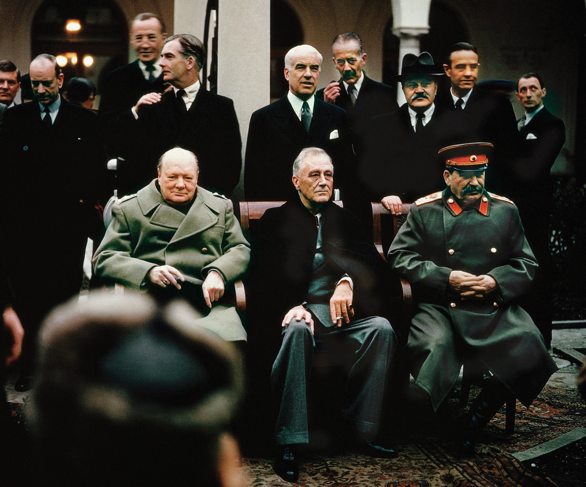 雅尔塔会议期间，三位领导人与顾问在一起。丘吉尔和斯大林之间的关系有时很暴躁，但两位领导人设法维持了联盟，最终打败了纳粹德国和日本帝国。