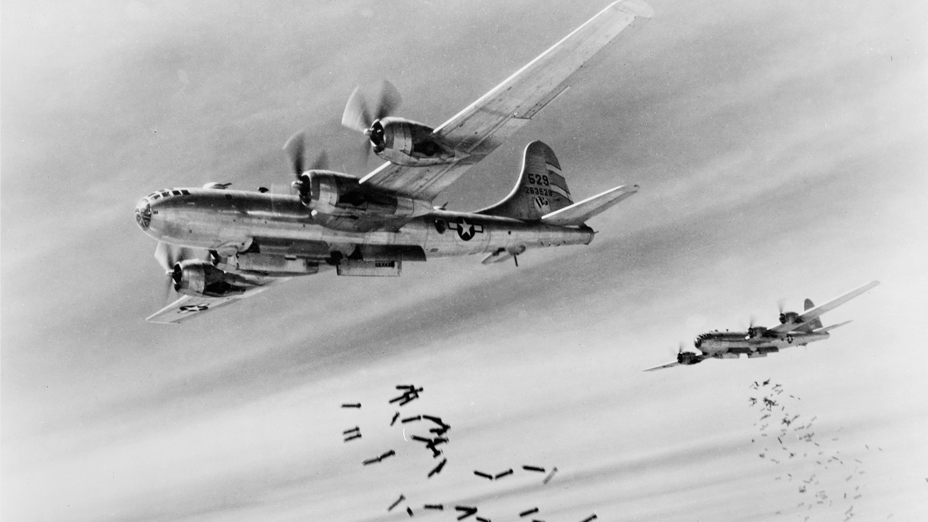 1945年，B-29超级堡垒轰炸机轰炸日本。