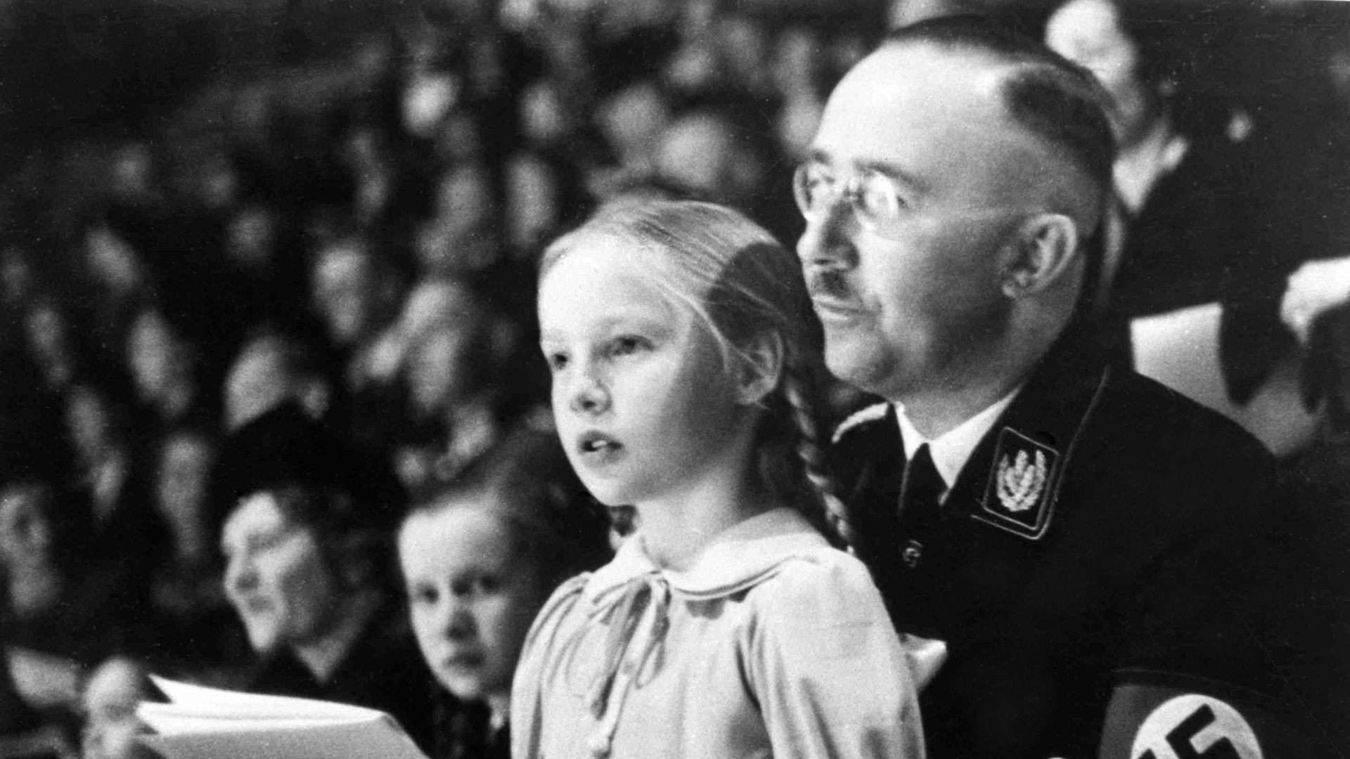 1938年，古德伦·希姆莱和她的父亲海因里希在纳粹体育节上。
