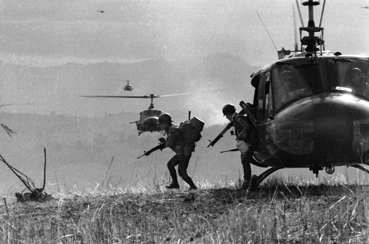 不仅美国直升机运送南越军队在老挝重火力点,还把它们Tchepone当停滞在路线装甲部队9。3月6日空气的元素攻击南越第一步兵师是最大的直升机攻击的战争。