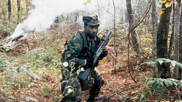 一名隶属于安全中队的美国飞行员使用M-79进行训练。虽然最常与越南战争联系在一起，但这种坚固的榴弹发射器也在1982年的马岛战争中发挥了作用，并且仍然在全球许多武装部队的库存中。