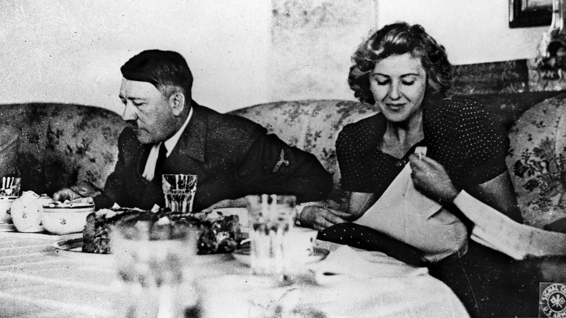 希特勒和爱娃布劳恩餐饮1942年在一个茶馆。一个暗杀计划涉及中毒希特勒的茶。