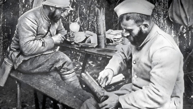 第一次世界大战期间，法国士兵用弹壳制作花瓶。