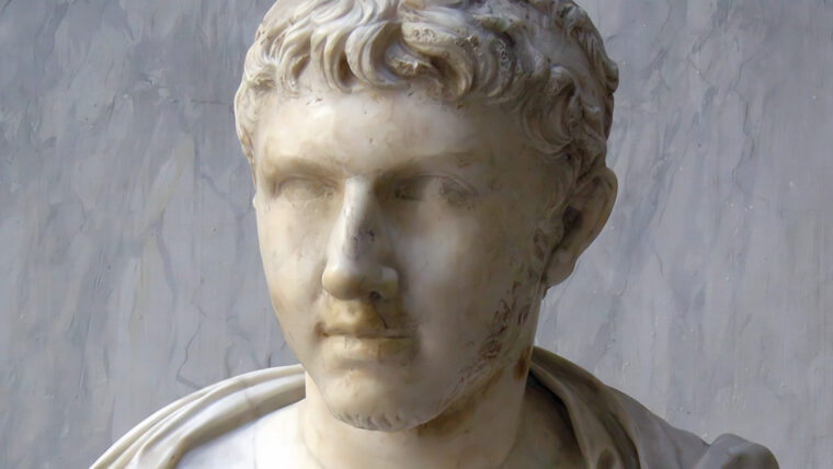 毛里塔尼亚的托勒密帮助罗马人镇压叛乱部落。当他冒犯卡里古拉时，他被处死。