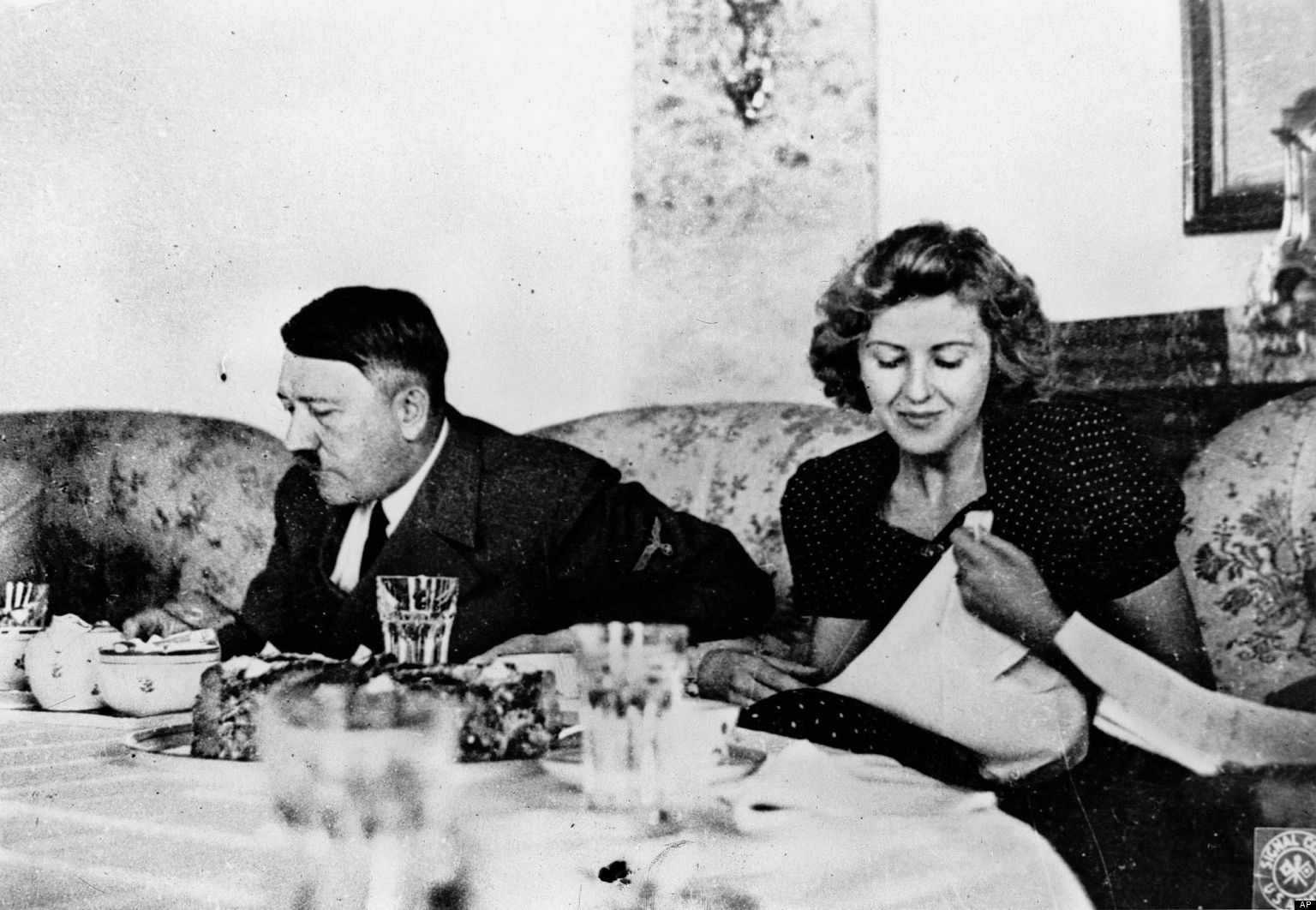 玛戈特·沃尔克在战争期间与希特勒合影。
