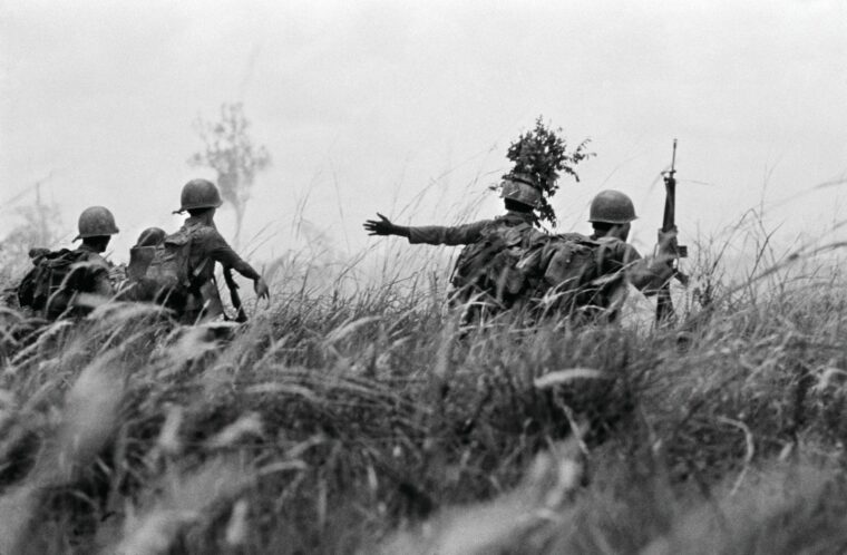 1972年5月，南越军队在齐腰高的草地上向北越入侵者挺进。
