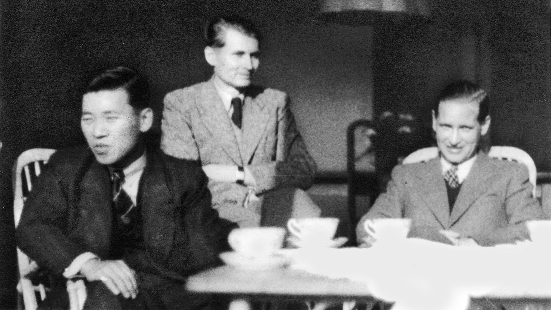 威克特(Erwin Wickert)(中)，左起为未来的日本驻维也纳大使新扎库·霍根(Shinzaku Hogen)，以及德国通讯社驻东京记者亚当·沃哈德(Adam Vollhard)。