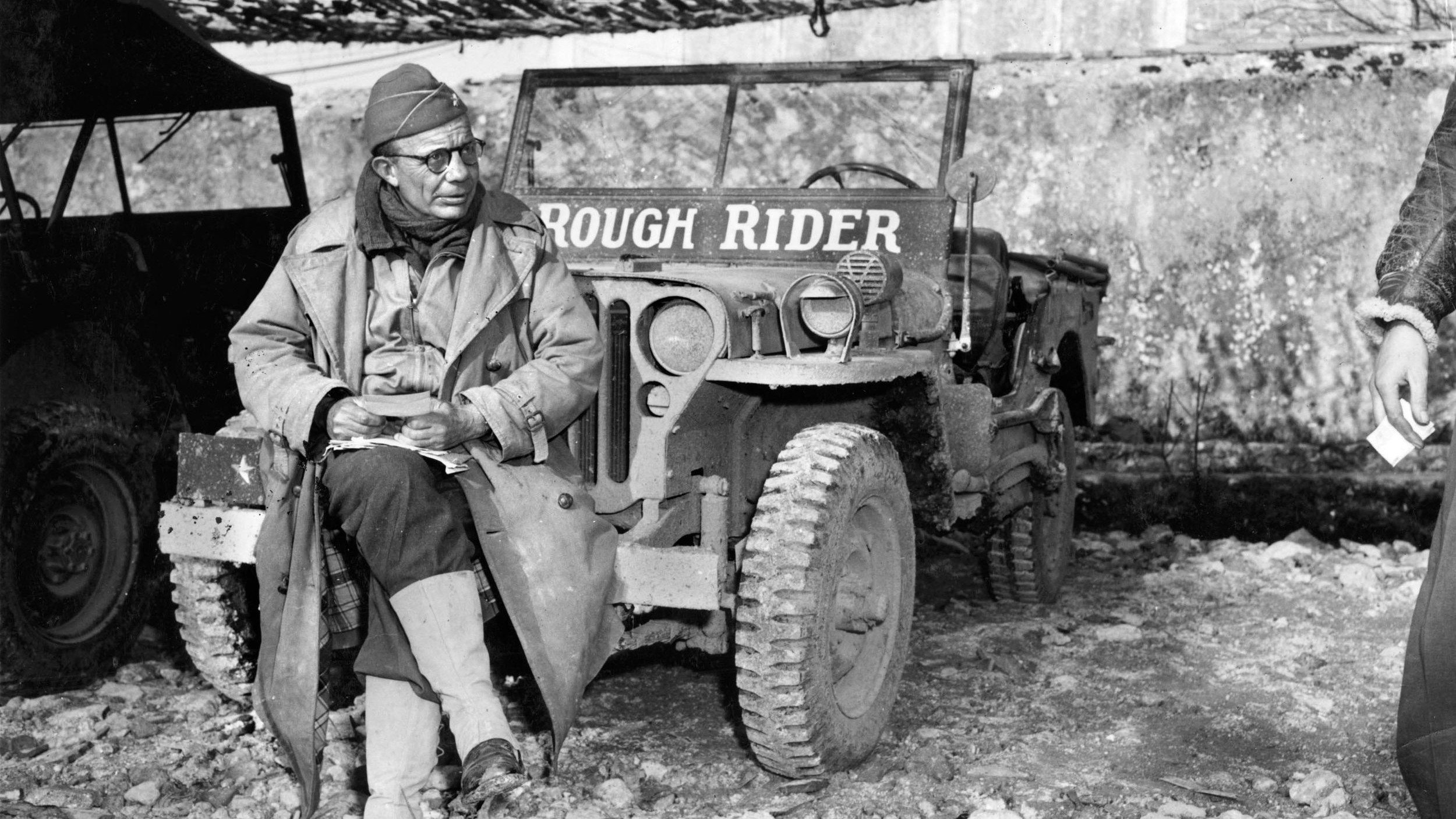 准将泰德罗斯福读取邮件服务在意大利在1944年1月。西奥多·罗斯福总统的儿子,他叫他的吉普车“粗糙的骑士”纪念他已故父亲和他利用在美西战争期间。