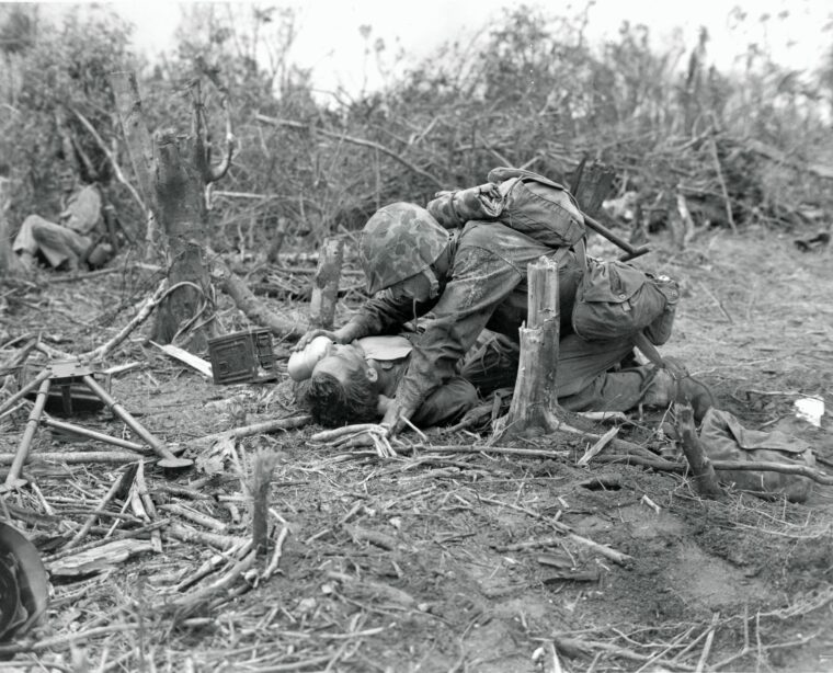 在争夺贝利琉的战斗中，一名海军陆战队员与一名重伤的海军陆战队员分享他的水。虽然没有瓜达尔卡纳尔岛、硫磺岛和冲绳那么出名，但这场战役的残酷程度丝毫不亚于后者。
