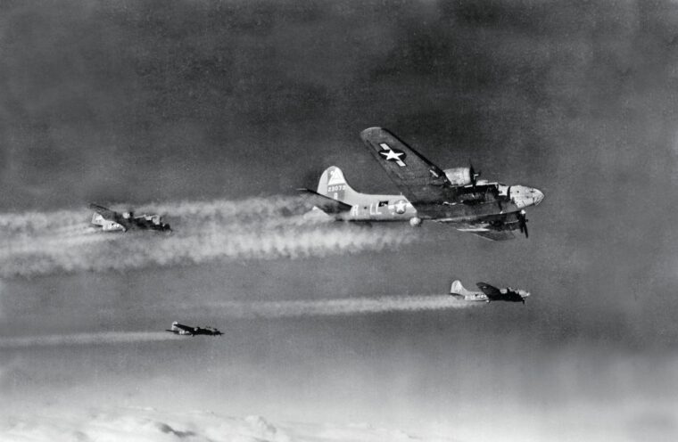 美国陆军空军波音B-17轰炸机编队飞往德国的一个目标。敌人的战斗机和防空火力使飞机上的飞行员伤亡惨重。