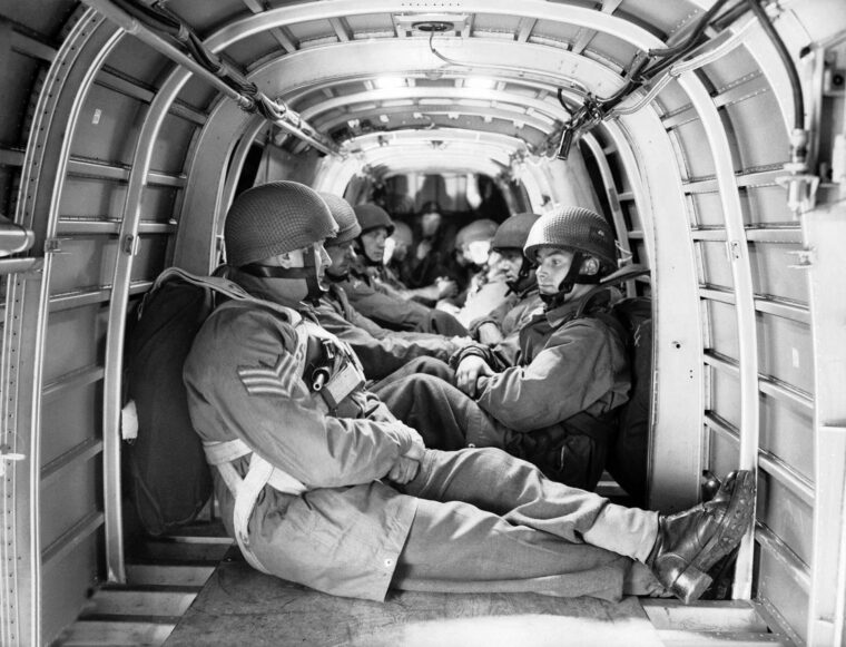 英国突击队员在演习中坐在惠特沃斯·惠特利飞机上。