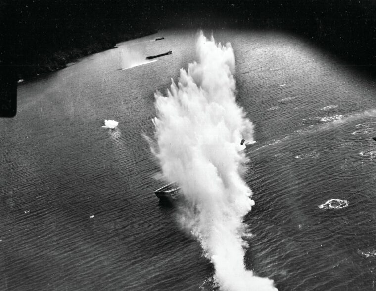在1944年6月的一次突袭中，一艘日本商船在荷属新几内亚海岸遭到美国陆军空军轰炸机的袭击。约瑟夫·理查德中士等密码分析师的密码破译工作帮助发现了敌人车队的动向。