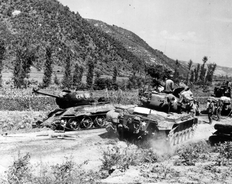 琵”美国的m - 26型枪潘兴坦克89中型坦克营的朝鲜通过俄制坦克摧毁了由福克斯公司27日的美国陆军步兵师在1950年8月朝鲜军队的撤退。