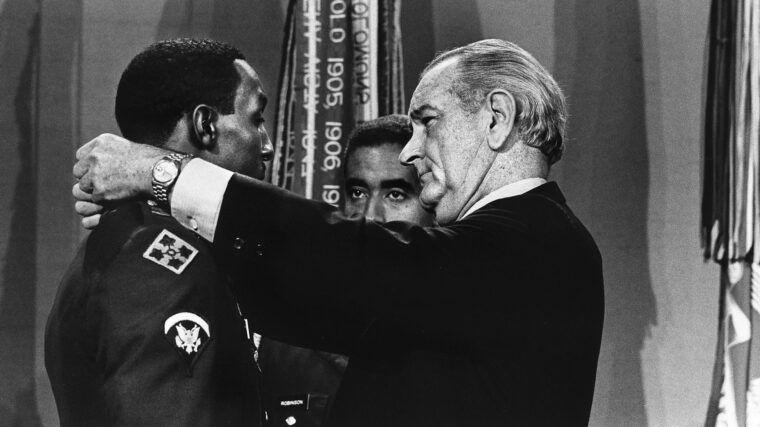 所谓美国陆军“勇气”的精彩展现而杀死一个打越南士兵在1月,1968年,埋伏在越南中部高地,约翰逊是推荐,和接收,国会荣誉勋章。他是底特律市唯一的越南战争荣誉勋章”获得者,也是第一位非裔美国士兵来自密歇根接待国家最高军事荣誉。