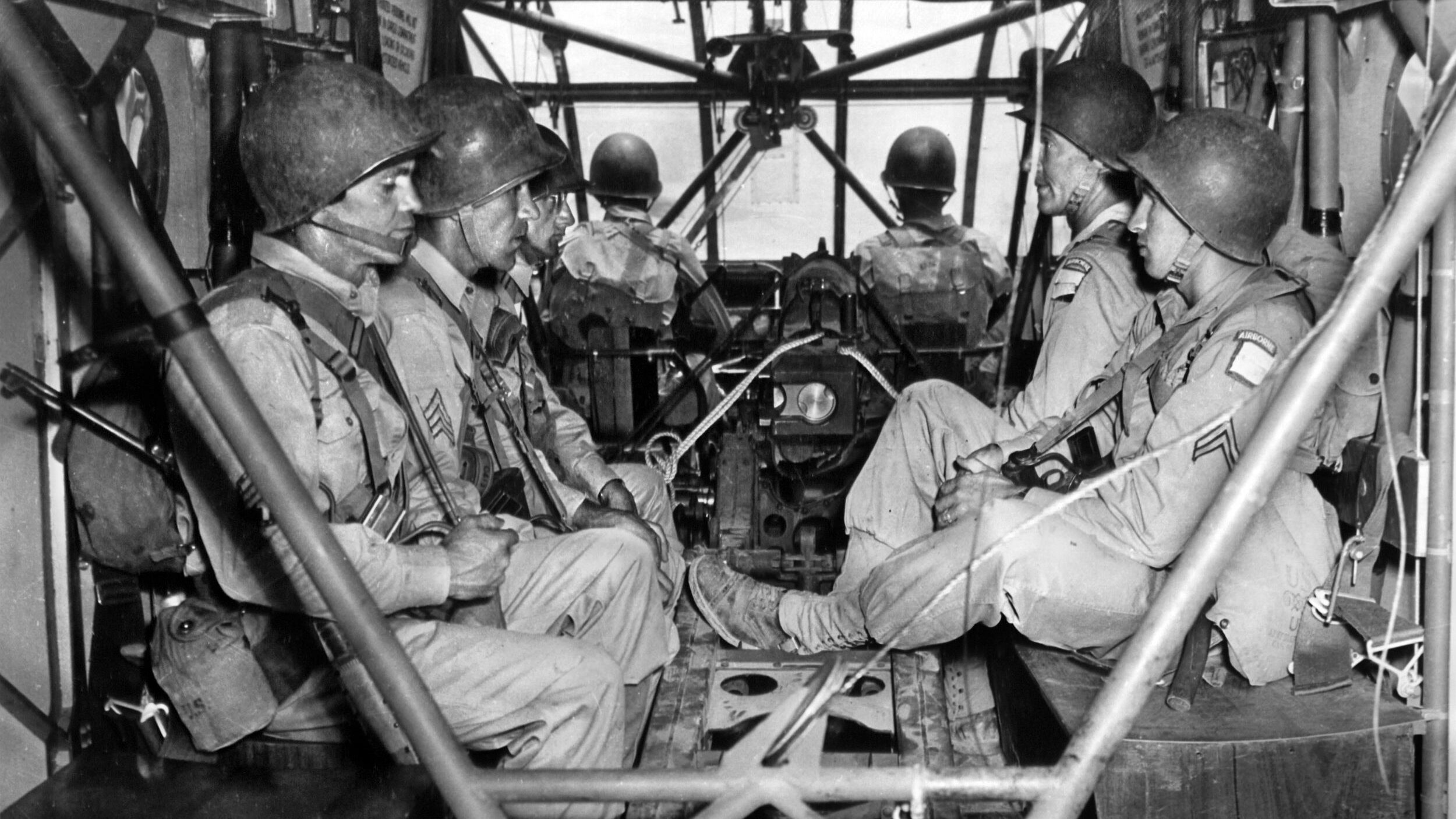 五第82空降士兵,加上一个飞行员和副驾驶,拍摄了1439磅。75毫米榴弹炮包装在一个CG-4A“韦科滑翔机在摩洛哥在训练前1943年6月入侵西西里。在操作沙哑的滑翔机部队持续严重亏损。
