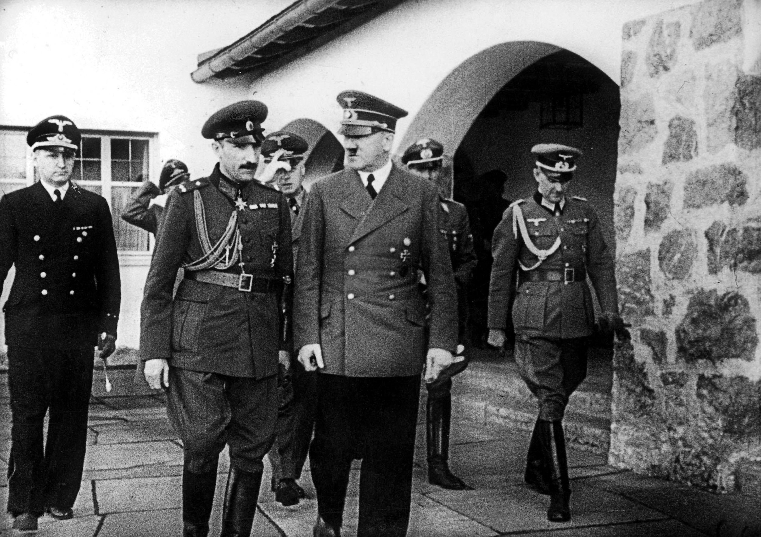保加利亚拜访国王鲍里斯·阿道夫·希特勒在贝希特斯加登的山头6月7日,1941年。鲍里斯会死于1943年8月28日,两周后会见希特勒在柏林和四天后突然生病。