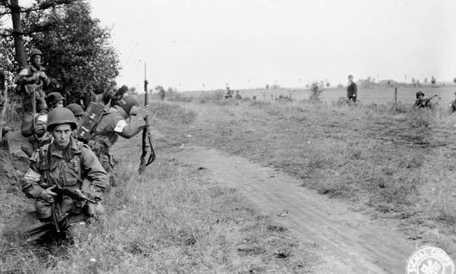 1944年9月18日，第101空降师的伞兵们聚集在荷兰乡间的一条林间小路上，预计随时会与德军发生接触。德军的轻武器和致命的精确88毫米加农炮给进攻贝斯特的美军造成了重大伤亡。