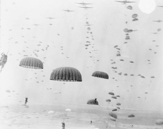 在市场花园行动的开始阶段，美国空降部队，他们的降落伞在阳光下翻滚着，向地面俯冲。