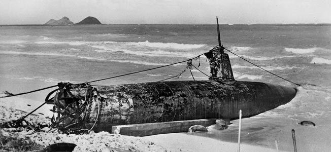 1941年12月7日袭击珍珠港的一艘小型潜艇搁浅，后来被拖到瓦胡岛的海滩上。关于周日上午潜艇袭击的成败的争论仍然是一些争议的来源。第二次世界大战期间被美国俘虏的第一个日本战俘就是其中一艘小船的指挥官。必威体育娱乐平台