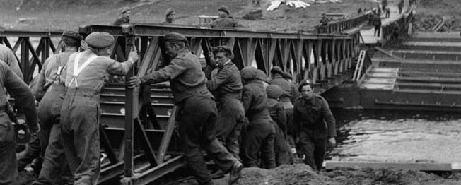 实用和便携的英国贝利桥帮助盟军部队继续前进。