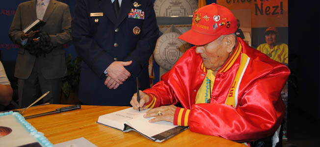 2014年6月4日,第二次世界大战必威体育娱乐平台和朝鲜战争的老兵切斯特游泳,最后的纳瓦霍人语言代码,新墨西哥州阿尔伯克基的去世。