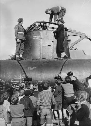 袭击悉尼港的两艘日本潜艇被打捞出来，船员们被以军事荣誉埋葬。一艘完整的潜艇被组装在一起，使用了两艘回收的潜艇的一部分，这些潜艇在Bennelong Point展出，现在是著名的悉尼歌剧院的所在地。