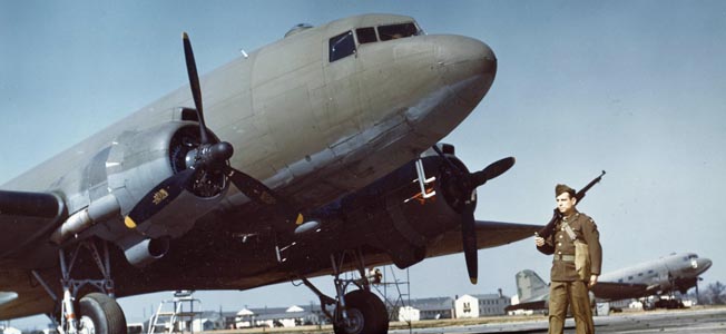 道格拉斯C-47是第二次世界大战期间空运的主力。必威体育娱乐平台