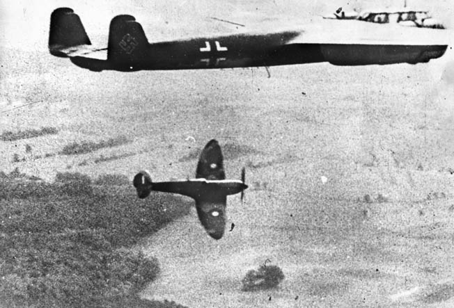 喷火式战斗机的“海上飞机”需要在德国多尼尔公司做17上空英格兰,1940年12月。与英国皇家空军获得的大部分信贷防止德国入侵,皇家海军一直被忽视的角色。