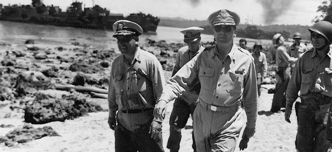 盟军在西南太平洋战役的领导人道格拉斯·麦克阿瑟将军(Douglas MacArthur)指挥了向菲律宾及其他地区的两栖作战。
