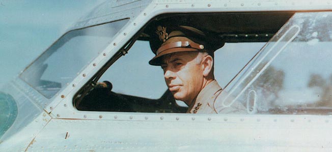 乔治·c·肯尼将军利用他的创新天赋和敏锐的领导眼光在太平洋战争中取得了巨大的成功。