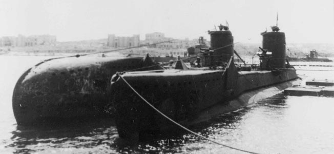英国皇家海军“维护者”号在一次大胆的地中海巡航中展现了勇气，以协助对抗北非隆美尔。