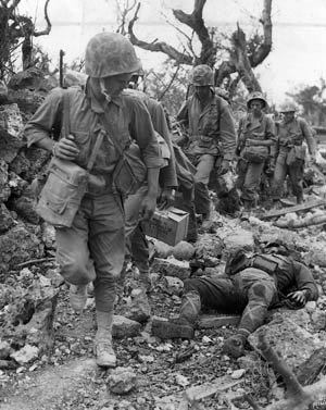 的海军陆战队员传球的身体死去的日本士兵,1945年5月24日。顽强的防守优先死亡耻辱。