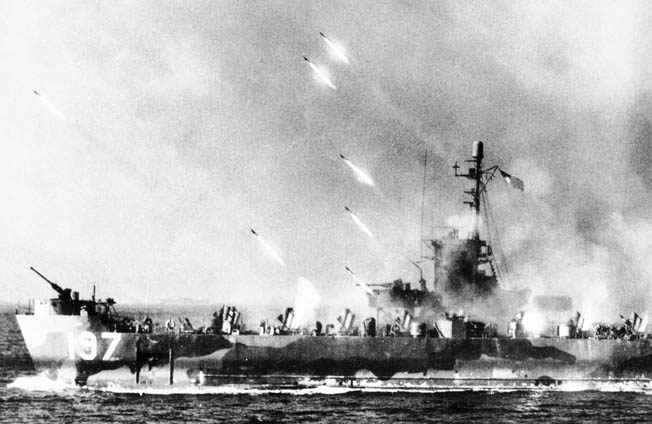 美国军舰支持饱和的两栖登陆日本的立场与火箭和海军炮弹。这里的火箭炮舰释放了炸药的猛射敌人。