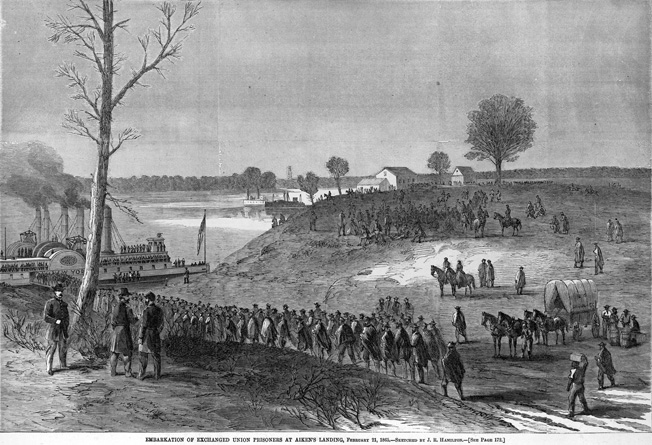 1865年2月，在南卡罗来纳艾肯登陆，交换的北军囚犯走向蒸汽船纽约号。
