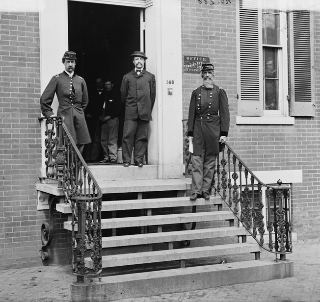 吝啬的工会委员威廉·霍夫曼将军(右)和他的工作人员。