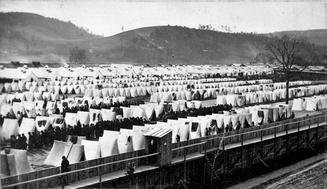 在纽约州埃尔米拉的拉斯本营地，栅栏内一排排的帐篷被囚犯们称为“地狱米拉”。