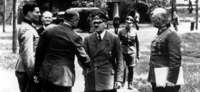 1944年7月20日，代号为“瓦尔基里行动”的刺杀希特勒的阴谋几乎成功，并加剧了战争。