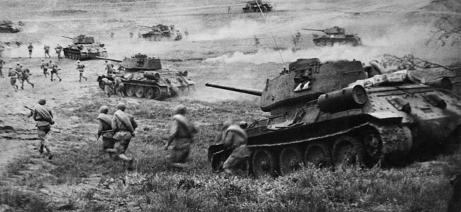 1944年4月，苏联T-34坦克在敖德萨地区进攻。乌克兰的前面。